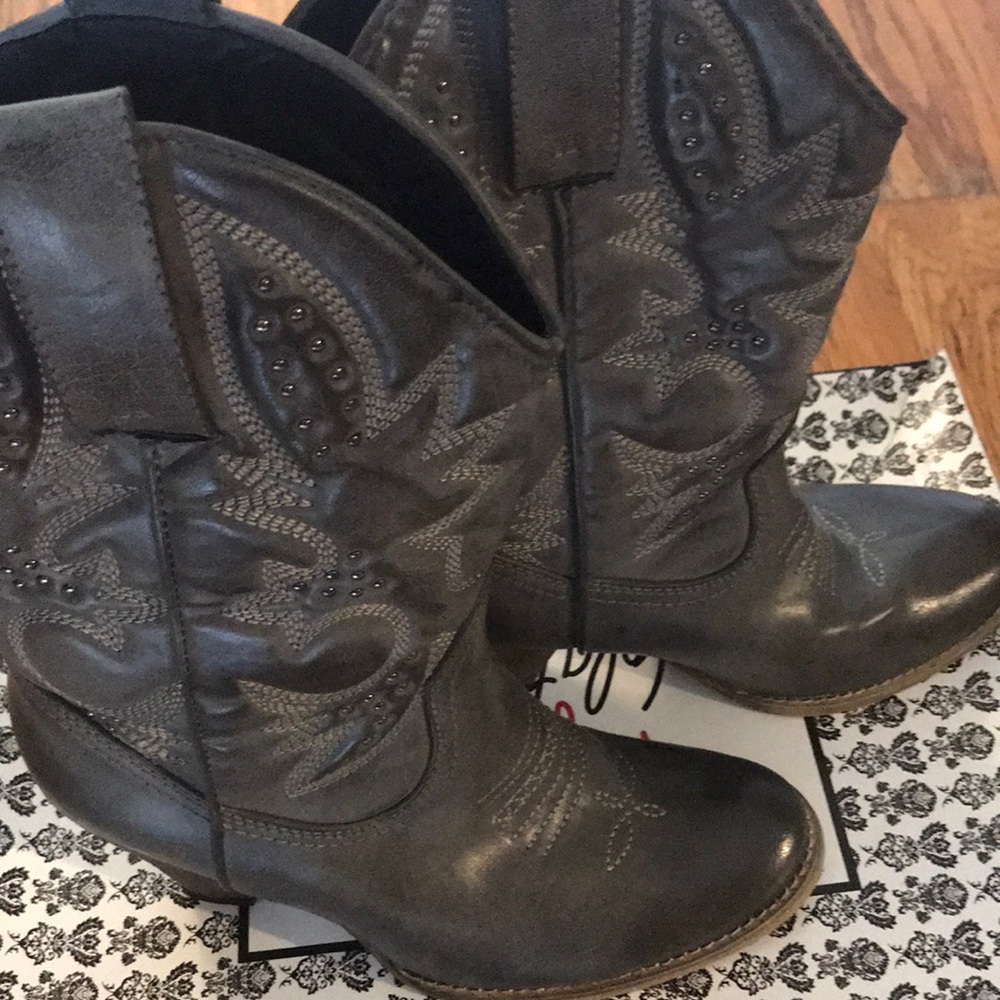 Grey cowboy boots